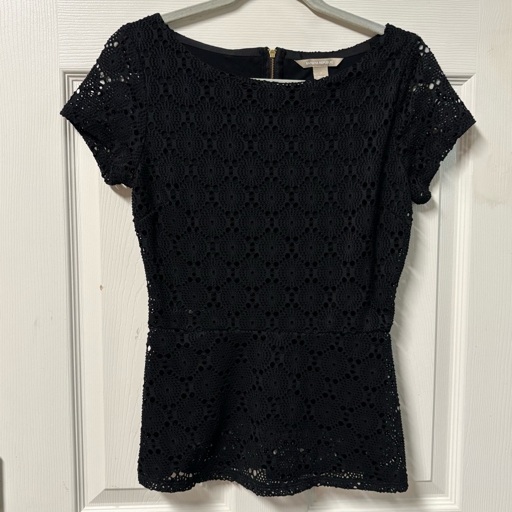 💜 3/$15. Banana Republic shirt, women’s size 2, black lace